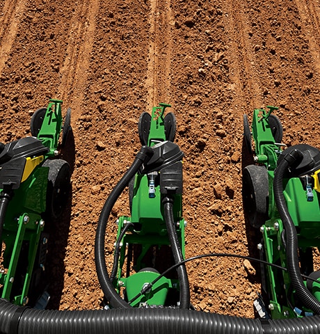 Pflanzen und Säen eines Feldes mit Pflanzmaschine der Reihe John Deere 1700