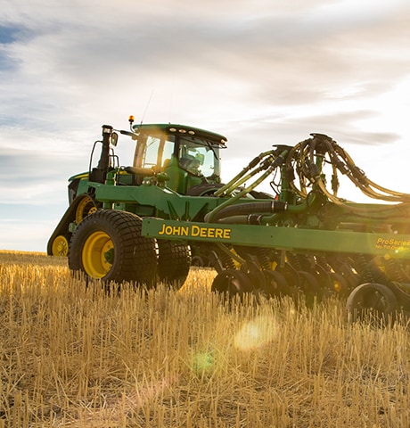 Traktor und Feldspritze auf dem Feld.