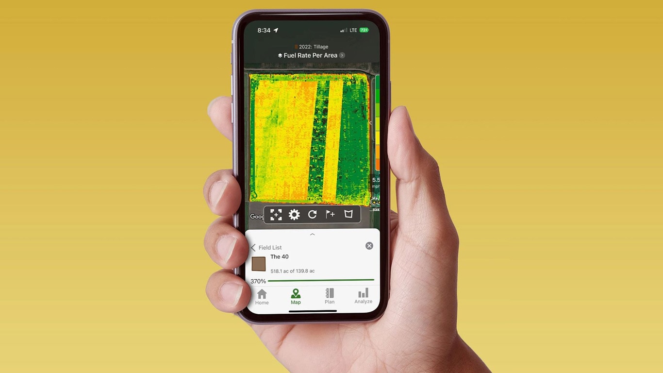 Hand, die ein Smartphone hält, das ein John Deere Operations Center mit Daten zur Kraftstoffmenge anzeigt.