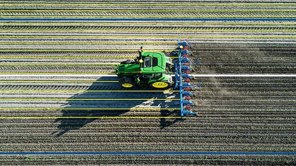 Mann beim Besteigen einer 612R Feldspritze