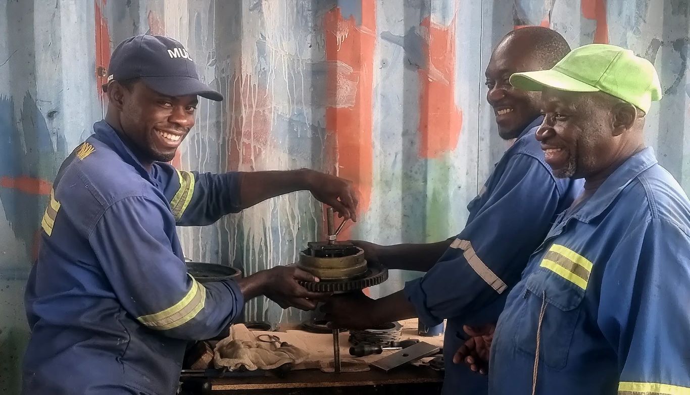 En Zambie, former les mécaniciens à la réparation des vieux tracteurs