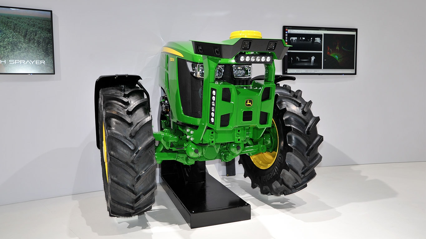 John Deere stellt Elektro-Traktor für emissionsfreie