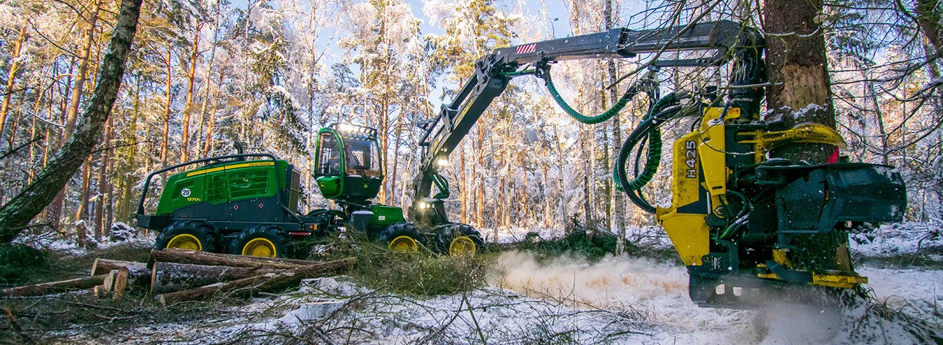 John Deere 1470G Rad-Harvester mit 1910G Rückezug