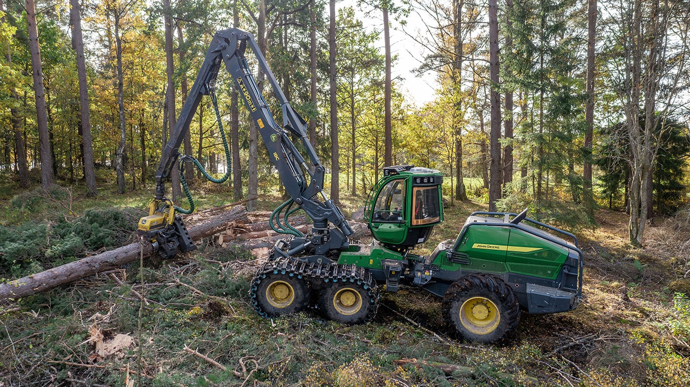 Abatteuse à roues 1470H John Deere en forêt