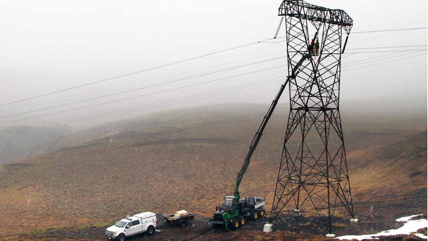 1510G équipé d’une grue Palfinger