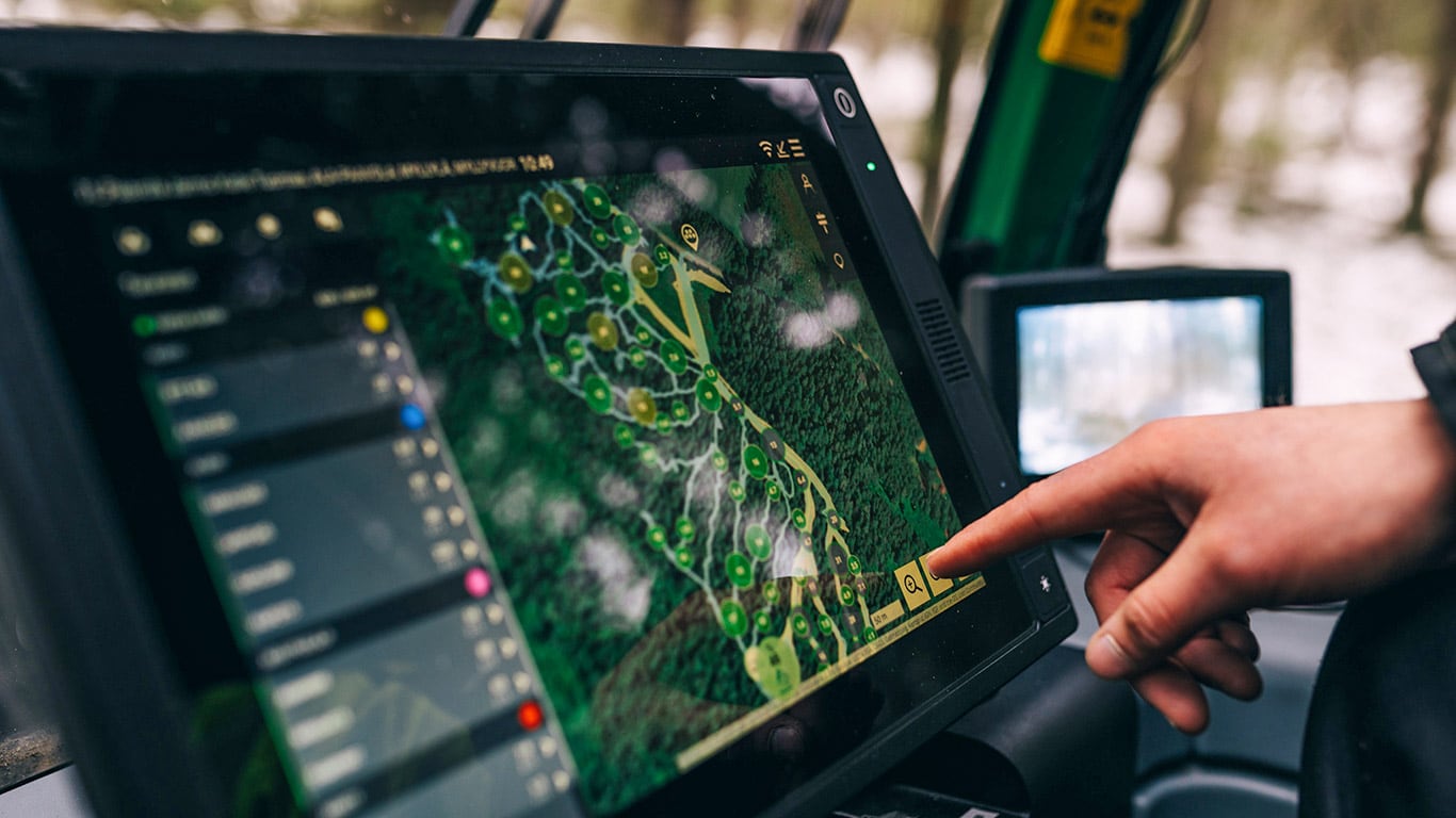 Bildschirm eines Bordcomputers an einer John Deere Forstmaschine