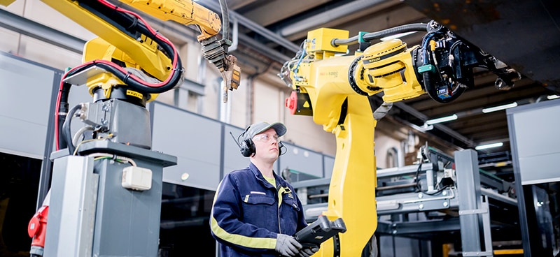 Jarko Tuononen, soudeur, contrôle les trajectoires du robot de soudage.