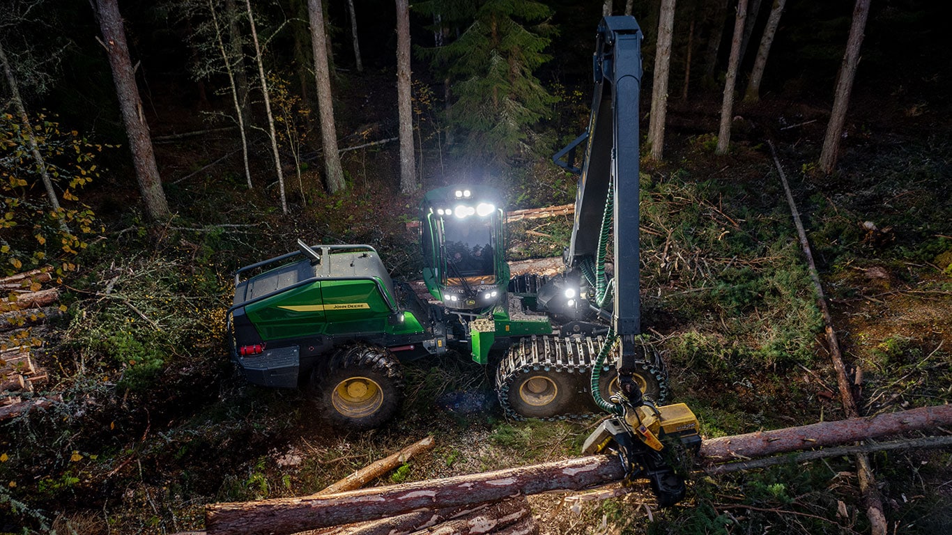 Abatteuse à roues en forêt