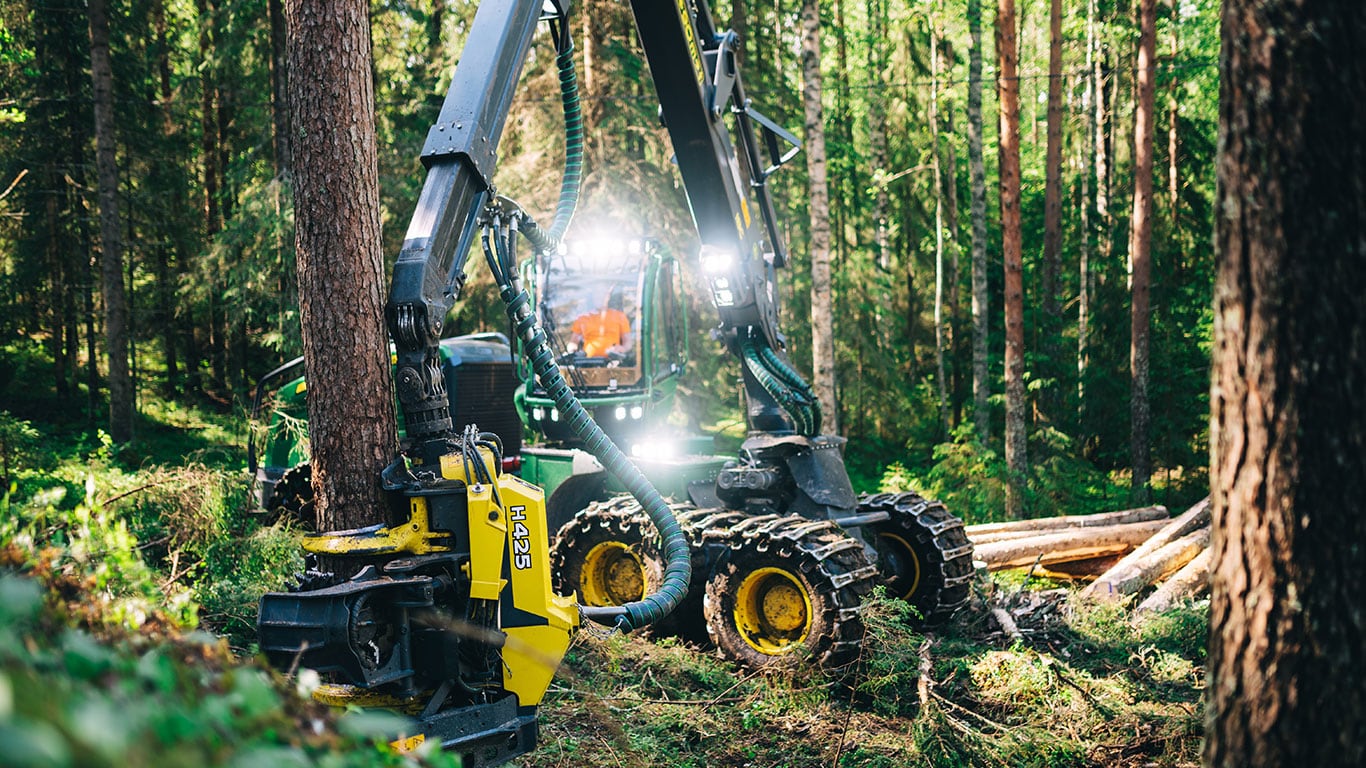 Harvesteri työssään metsässä