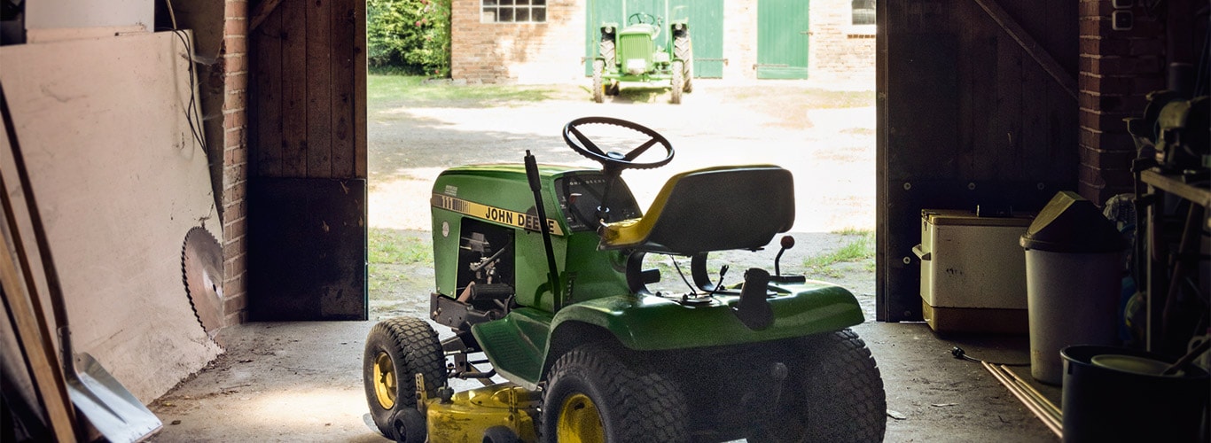 Ancienne tondeuse autoportée, grange, propriétaire