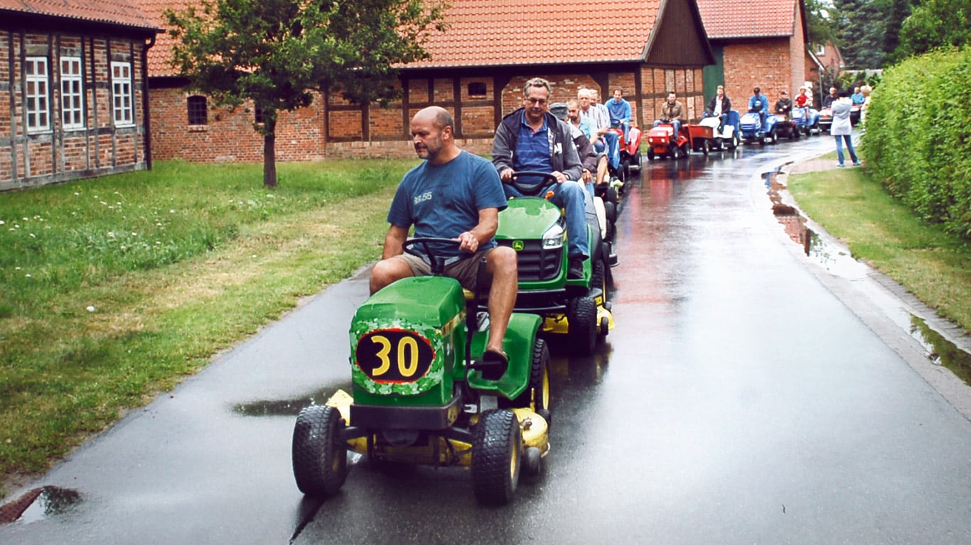 Ancienne tondeuse autoportée, propriétaire, village, parade