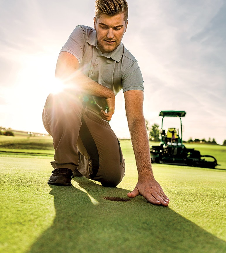 Travail. Bien fait. Équipement pour terrains de golf et de sport