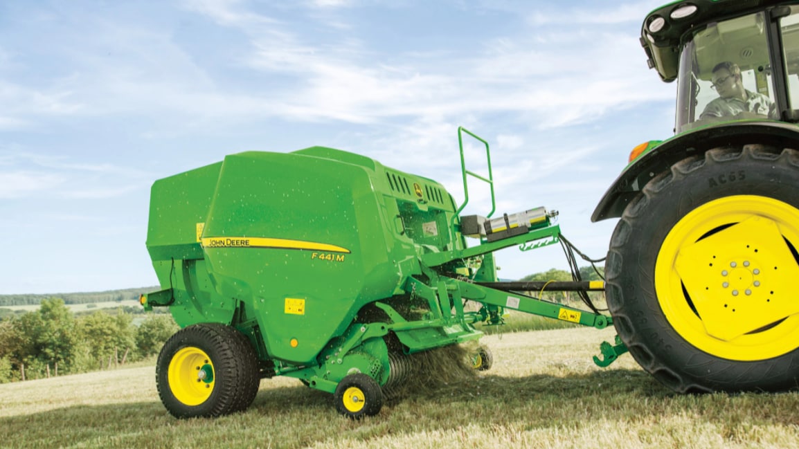 EXTREM VIELSEITIG UND EFFIZIENT DIE F441M JOHN DEERE RUNDBALLENPRESSE