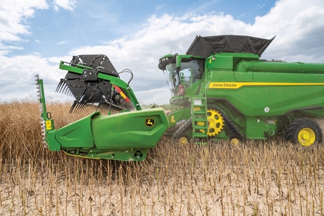Nahaufnahme des Erntevorsatzes des Mähdreschers im Ernteeinsatz mit detaillierten Erntemaschinen auf dem Feld