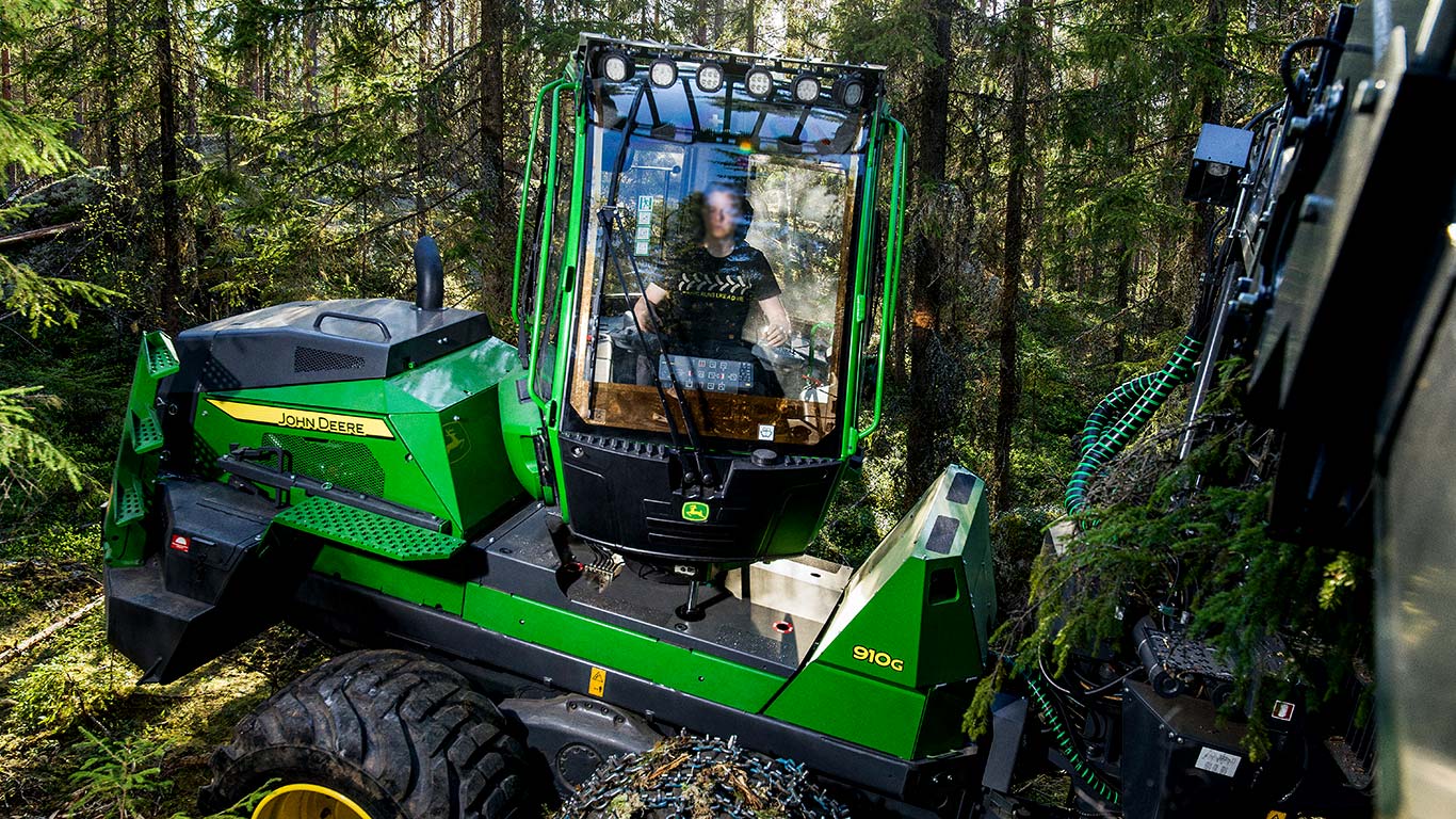 John Deere 910G cabin