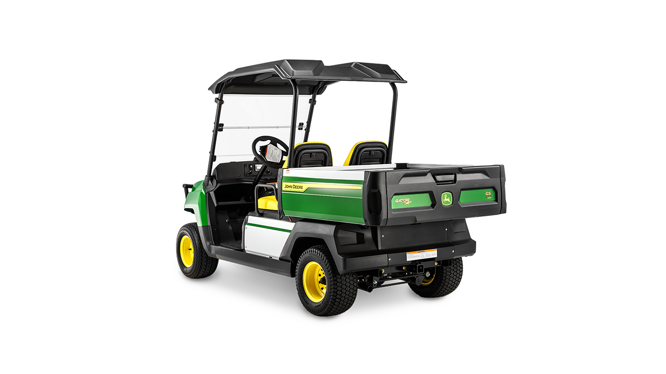 Rückwärtige schräge Ansicht eines John Deere Gator GS Electric Modells mit Ladepritsche und Doppelsitzen unter schwarzem Dach.