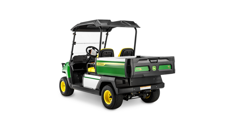 Rückwärtige schräge Ansicht eines John Deere Gator GS Petrol Modells, das Ladepritsche, Doppelsitze und Schutzdach zeigt.