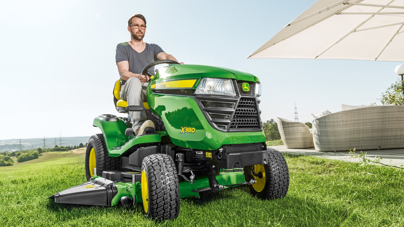 Tondeuses et tracteurs à gazon - Équipement motorisé extérieur