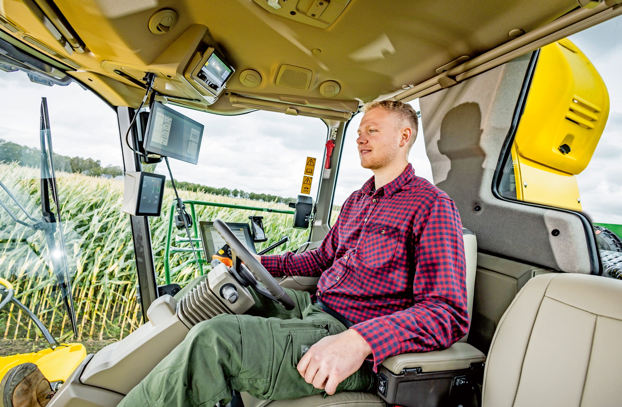 Cabine de l’ensileuse automotrice F9 700 avec conducteur