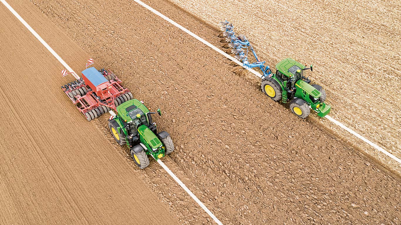 Im Traktor integrierte aktive Lenkung für Anbaugeräte von John Deere