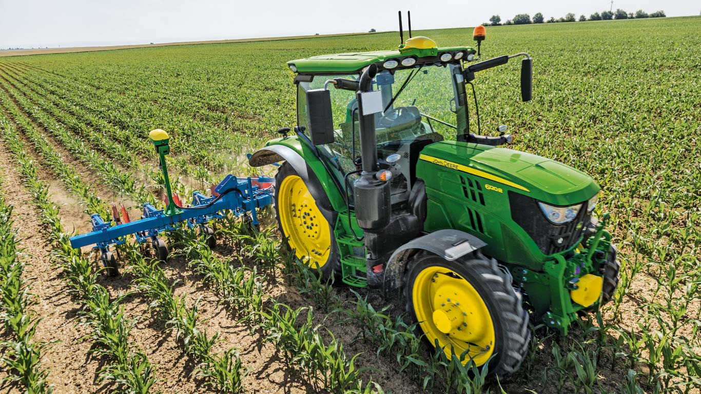 Im Traktor integrierte aktive Lenkung für Anbaugeräte von John Deere