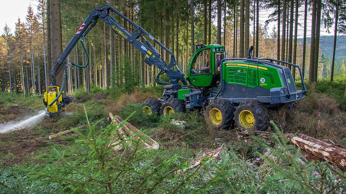 John Deere 1470G mit einem Stamm