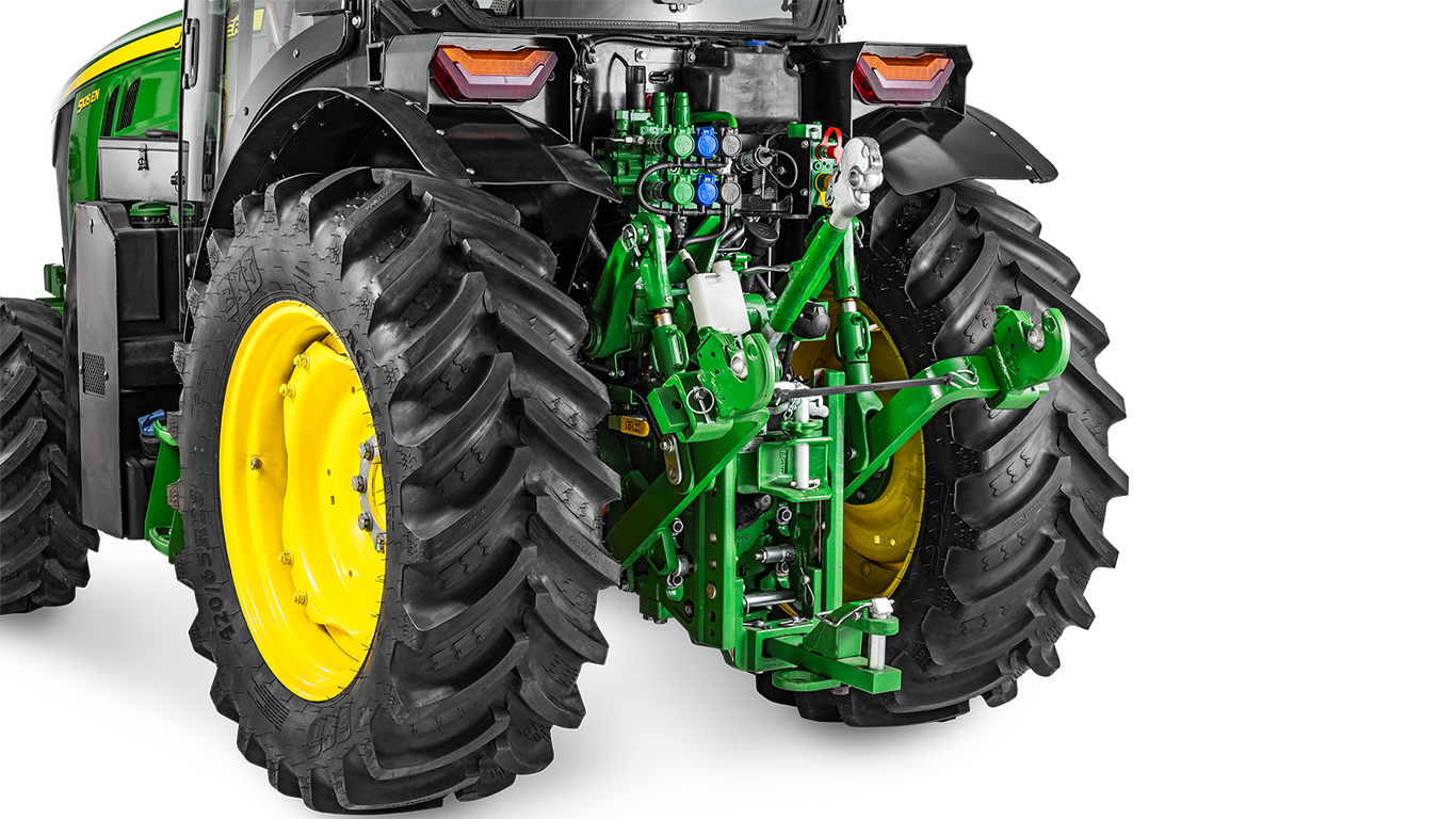 Rückansicht des John Deere Traktors 5105EN mit Anhängevorrichtung und Hydraulikanschlüssen für Anbaugeräte.