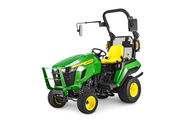 John Deere Kompakttraktor 1M mit offener Fahrerplattform auf weißem Hintergrund
